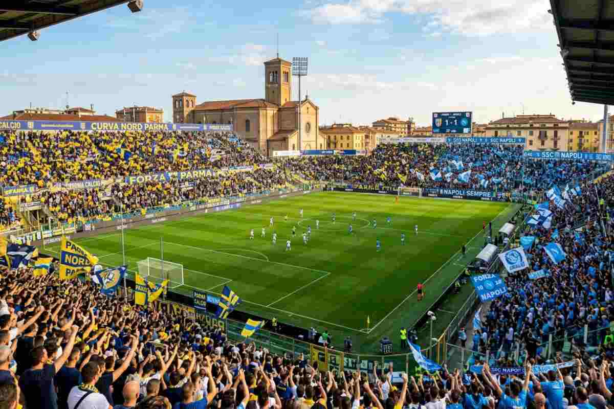 Stadio Ennio Tardini di Parma gremito per la partita di Serie A Parma-Napoli: tifosi del Parma in gialloblù a sinistra e tifosi del Napoli in azzurro a destra si circondano la struttura e il campo da gioco.