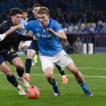 Rasmus Hojlund controlla il pallone contrastato da un avversario del Parma.