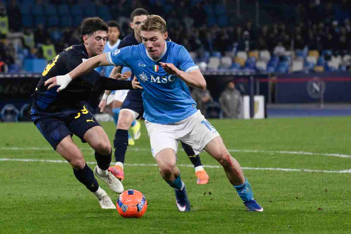 Rasmus Hojlund controlla il pallone contrastato da un avversario del Parma.