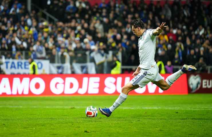 Pio Esposito nel momento in cui calcia il rigore poi fallito in Bosnia-Italia.