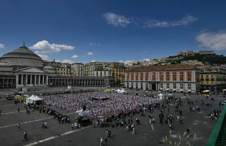 Veduta dall'alto di Piazza del Plebiscito a Napoli con 3mila persone riunite di giorno.