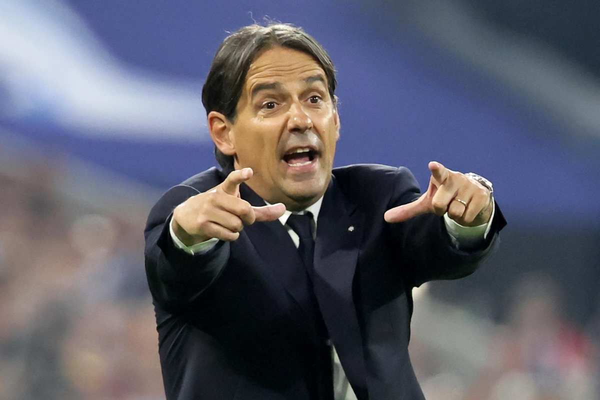 Simone Inzaghi mentre gesticola durante una partita.