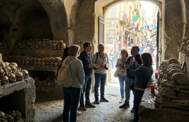 Turisti visitano l'ossuario del Cimitero delle Fontanelle nel Rione Sanità a Napoli.