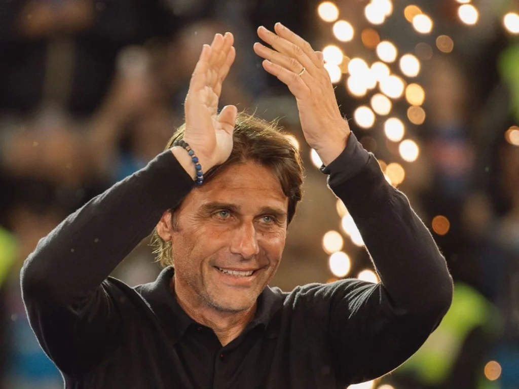 Antonio Conte allo Stadio Maradona durante i festeggiamenti con i tifosi