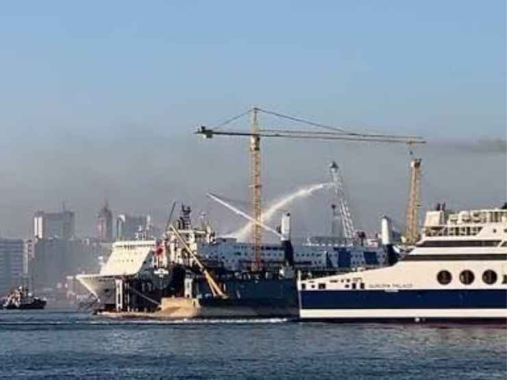 Fiamme a bordo Gnv Phoenix a Napoli