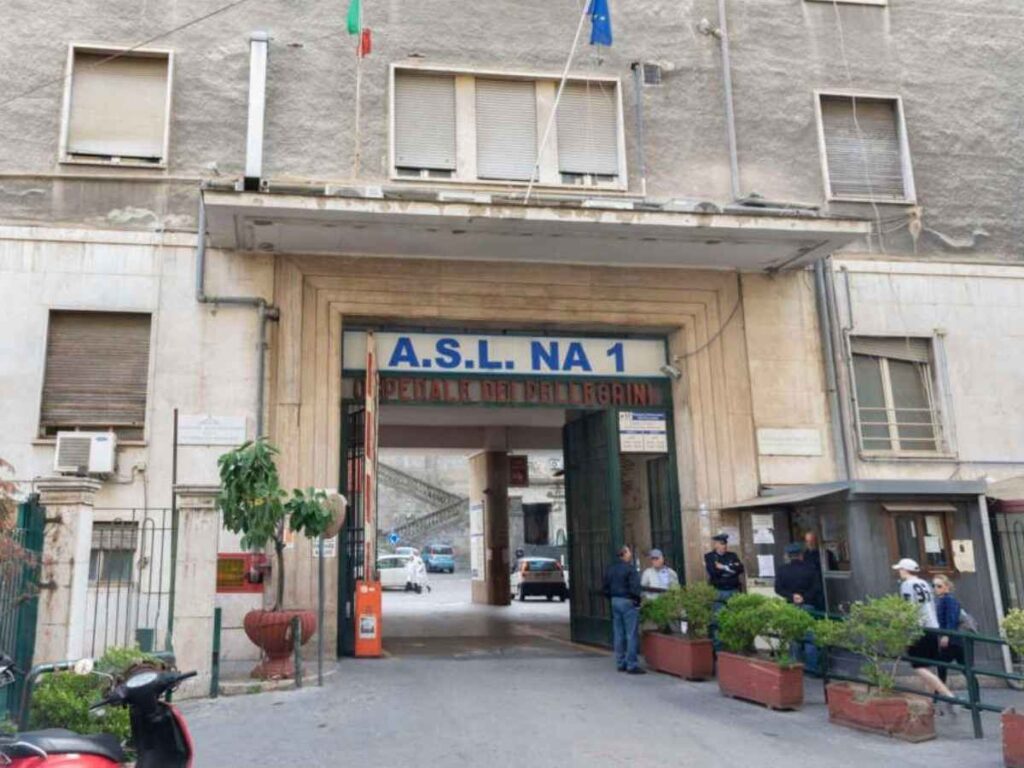 Napoli, padre accoltella figlio