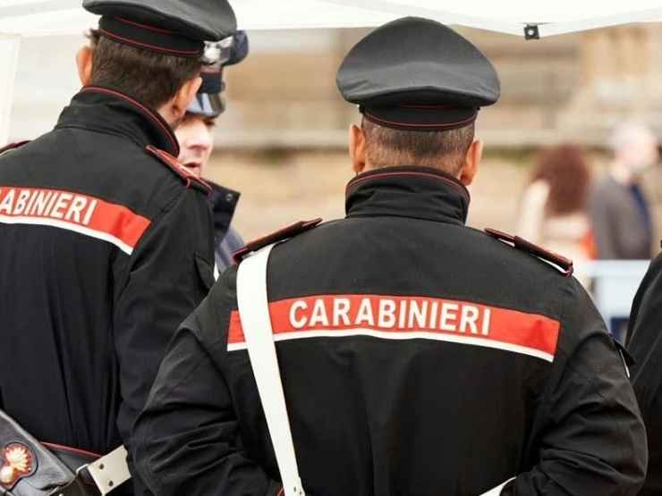 Napoli, padre accoltella il figlio