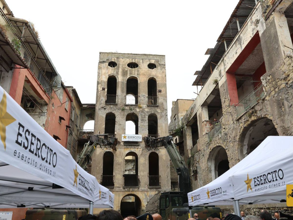 Il via alla demolizione di Palazzo Fienga, ex fortino del clan camorristico Gionta di Torre Annunziata