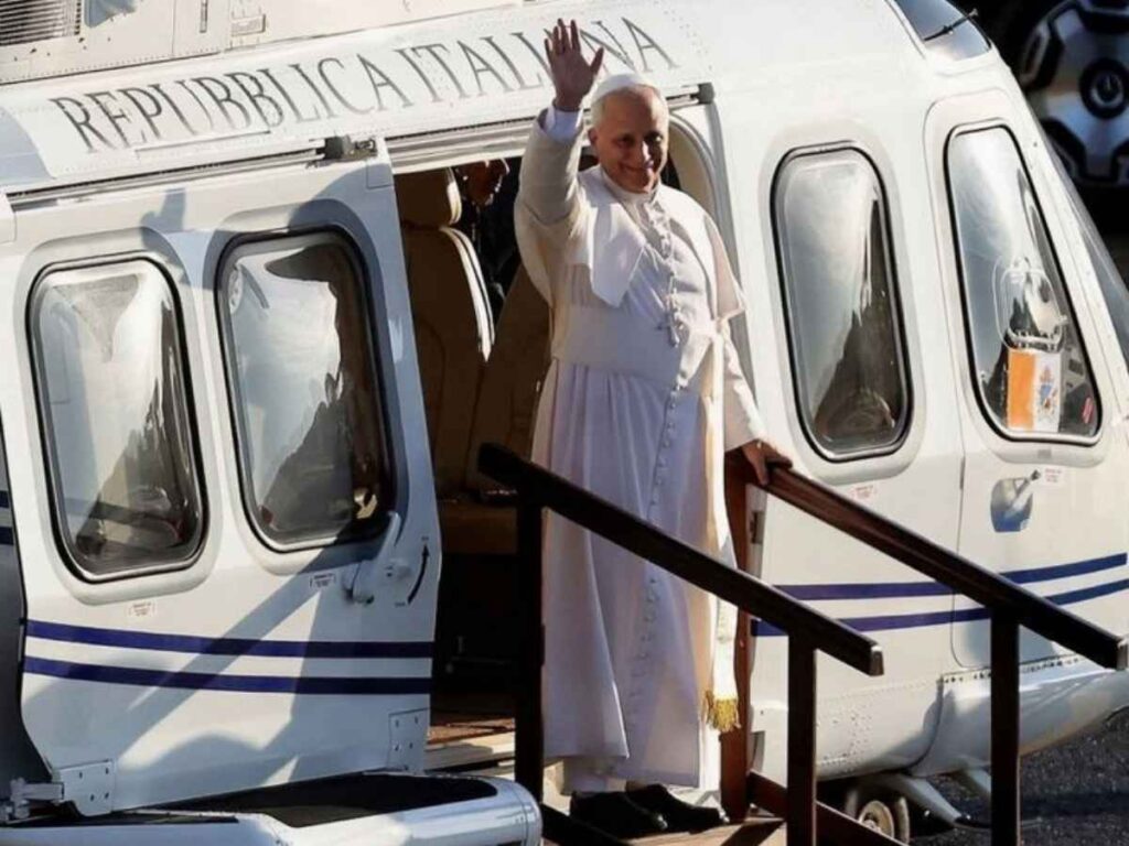 Il Papa saluta i fedeli ad Acerra