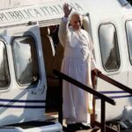 Il Papa saluta i fedeli ad Acerra