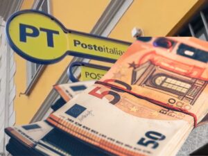 Sullo sfondo un ufficio di Poste Italiane, in primo piano un mazzetto di banconote da 50 euro
