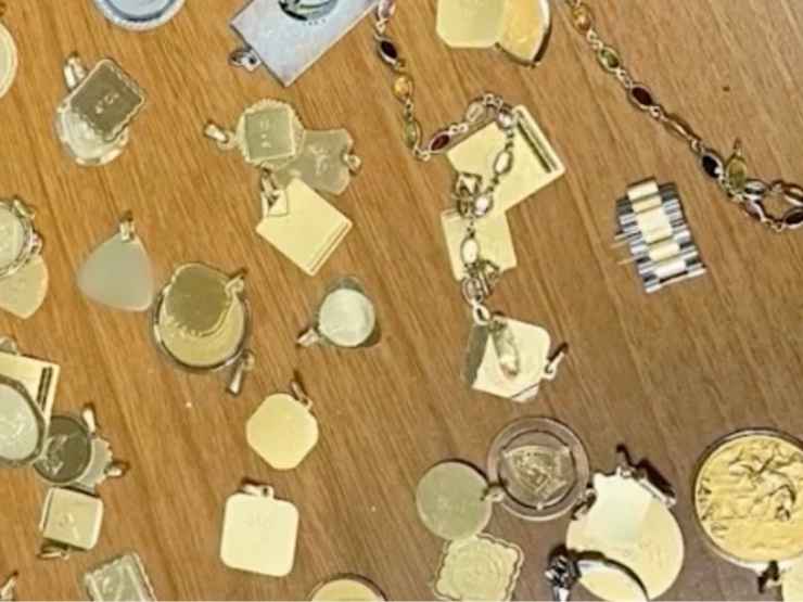 Gioielli sottratti con la spietata tecnica del bombardamento telefonico per isolare gli anziani
