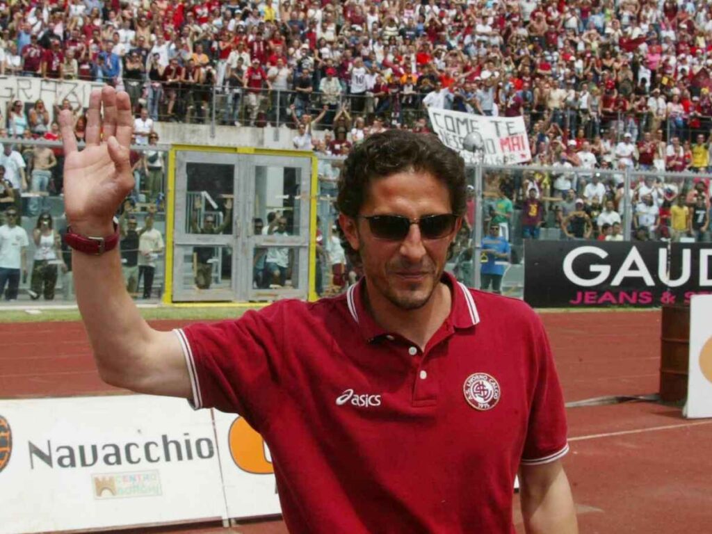 Igor Protti ai tempi del Livorno mentre saluta la curva.