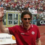 Igor Protti ai tempi del Livorno mentre saluta la curva.