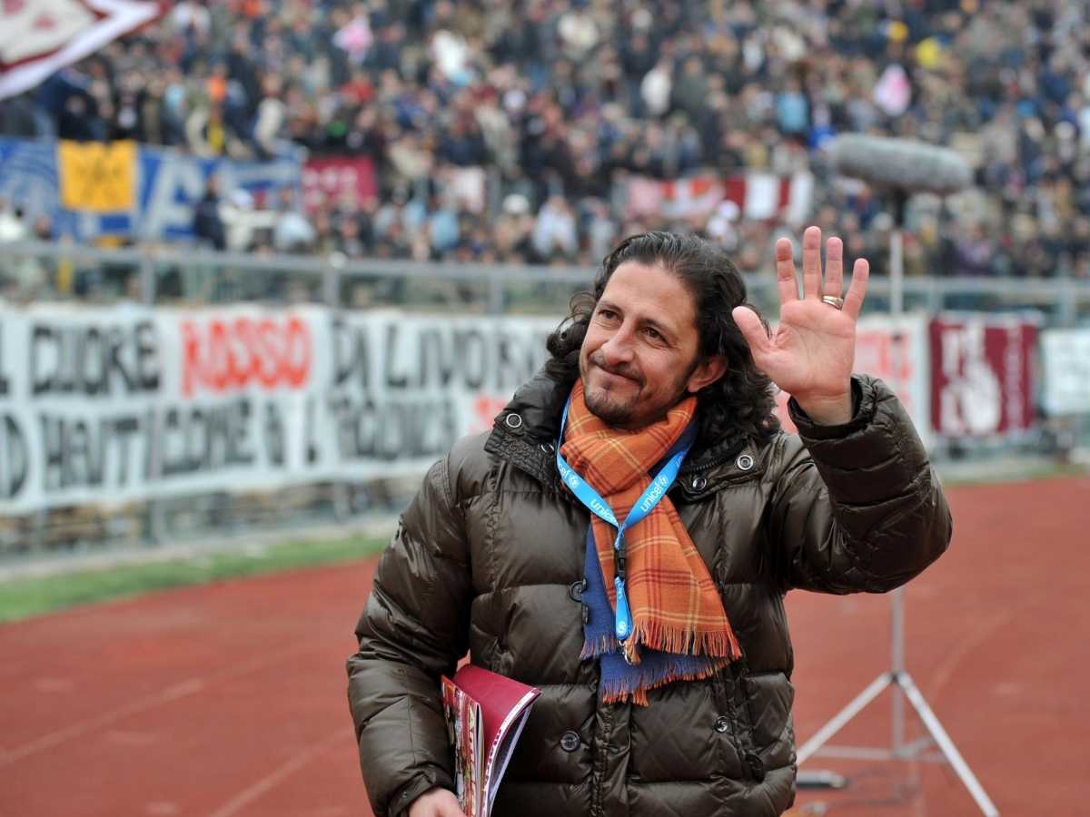 L'ex bomber del Livorno Igor Protti saluta i tifosi al suo ingresso nello stadio Armando Picchi di Livorno nella veste di testimonial del comitato livornese dell'Unicef, per stimolare tra gli spettatori la raccolta fondi a favore dei piccoli haitiani, prima della di una partita contro il Napoli nel 2010