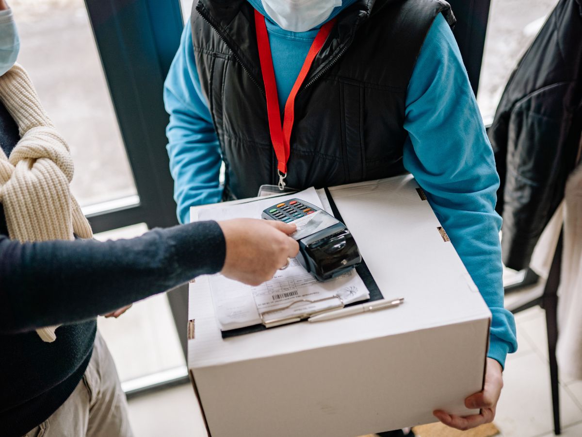 Un cliente paga con il Pos un pacco ordinato online