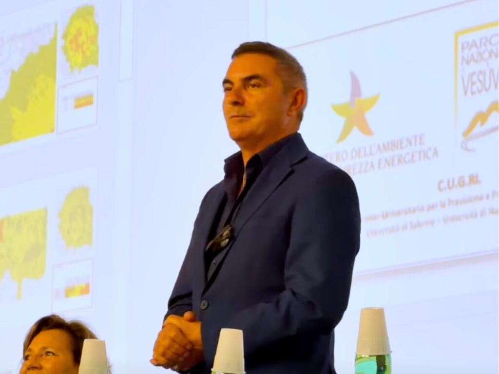 Raffaele De Luca, presidente del Parco Nazionale del Vesuvio, presenta il nuovo piano antincendi dell'estate 2026.