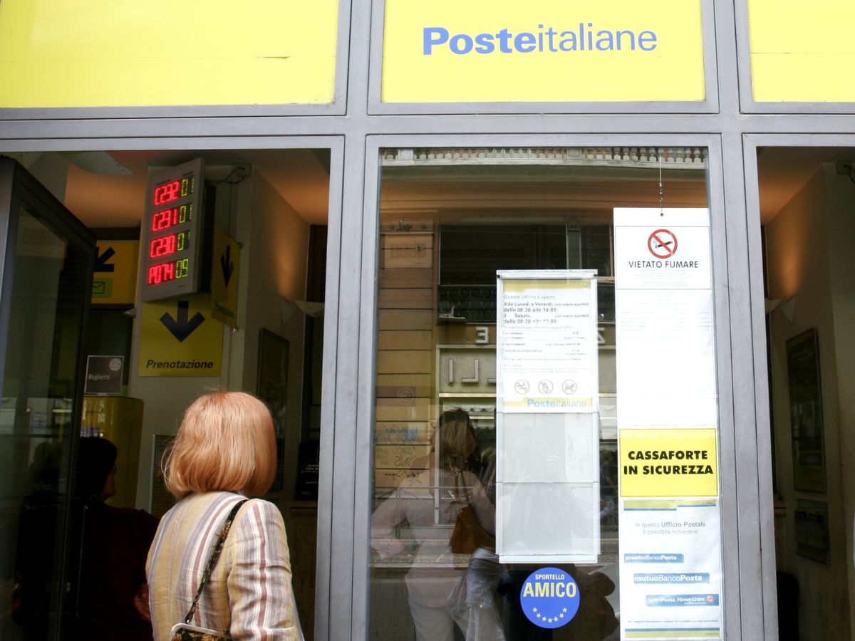 Donna anziana si dirige alle Poste