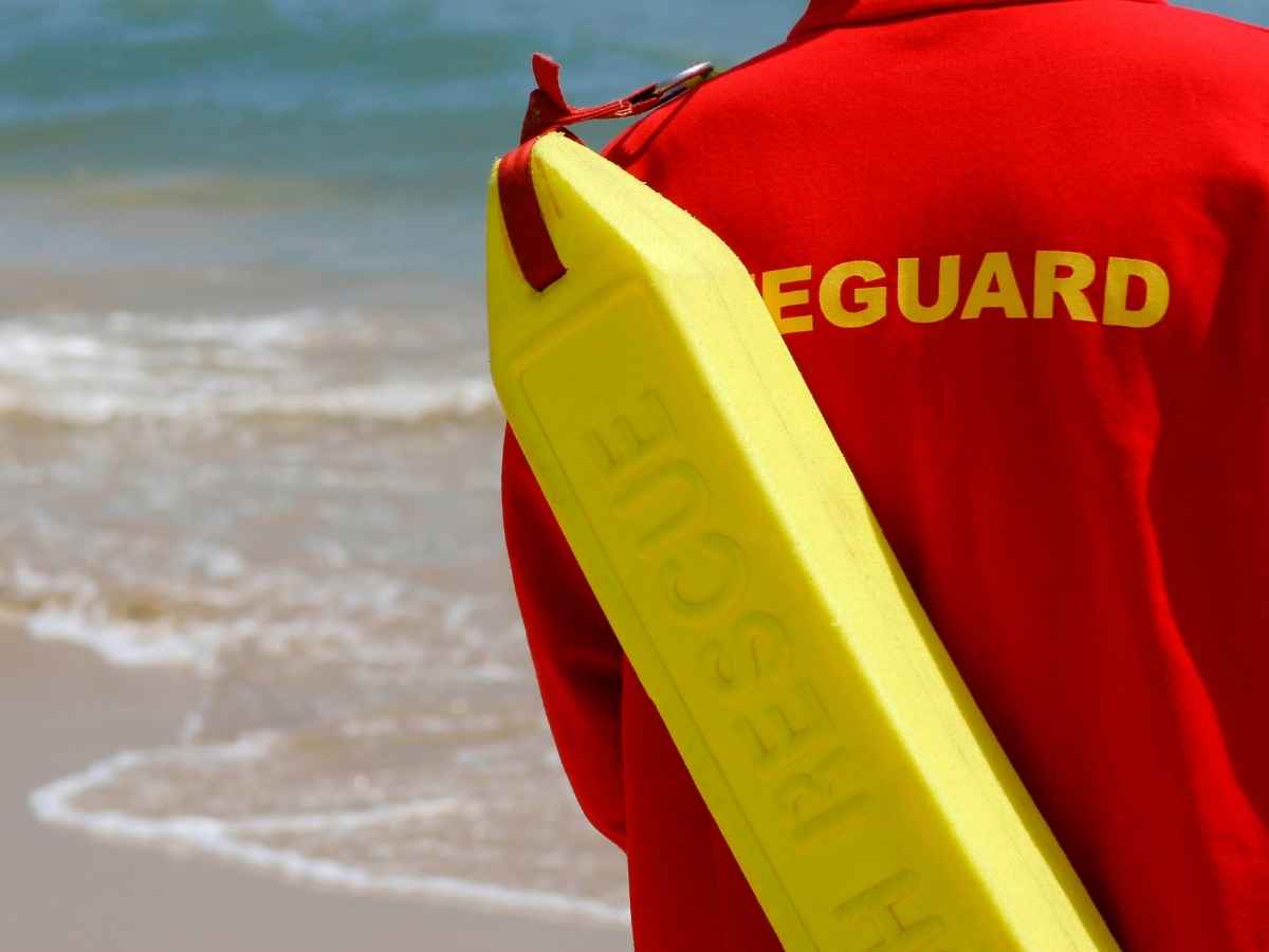 Bagnino salvataggio su spiaggia