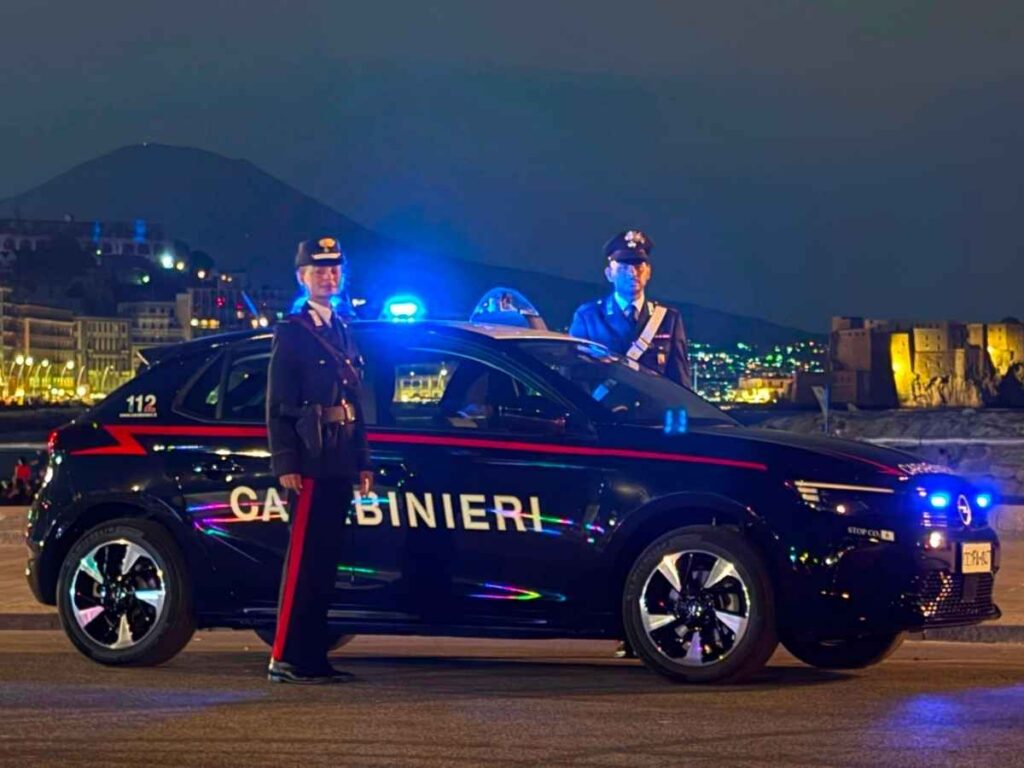 Carabinieri a Napoli, auto elettrica