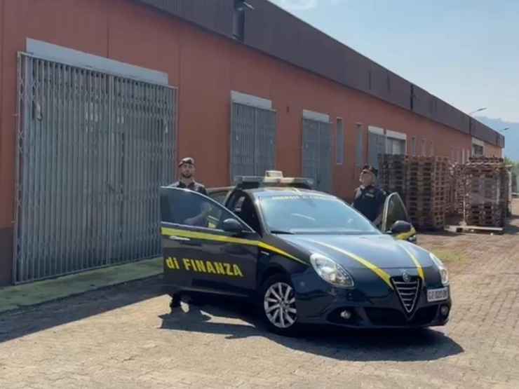 Guardia di Finanza scopre una maxi fabbrica di sigarette da 5 milioni di euro