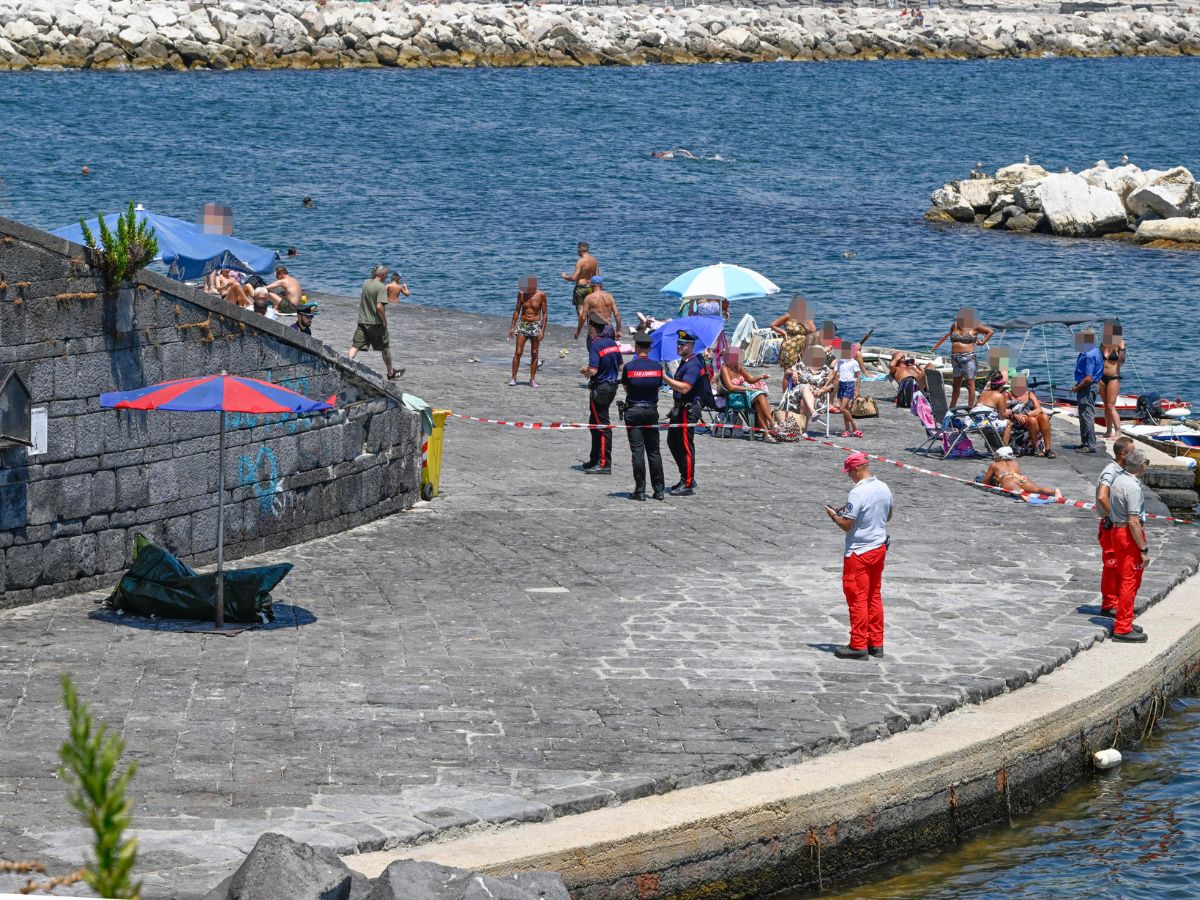 Le forze dell'ordine indagano sul ritrovamento di un cadavere sul lungomare di Napoli