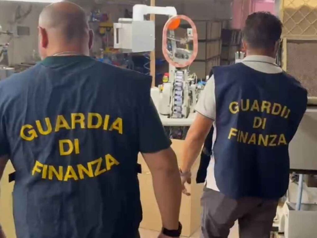 La Guardia di Finanza scopre una maxi fabbrica di sigarette da 5 milioni di euro