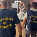 La Guardia di Finanza scopre una maxi fabbrica di sigarette da 5 milioni di euro
