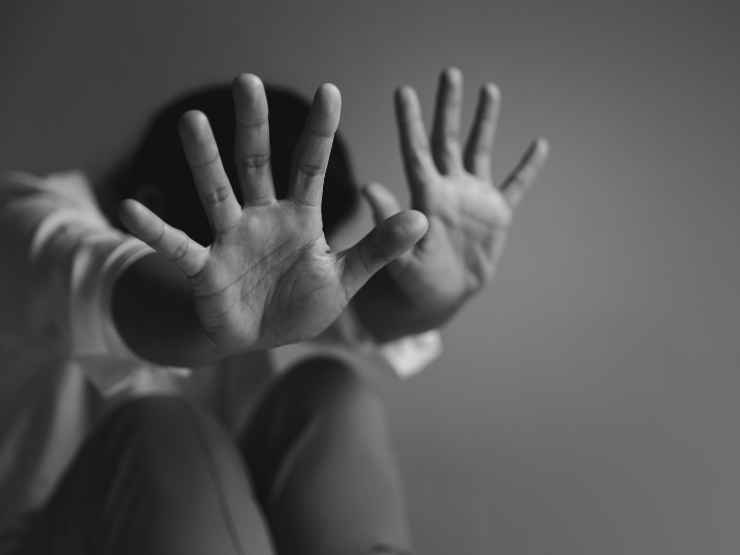 Sequestrata due giorni e picchiata col bastone chiodato davanti al figlio