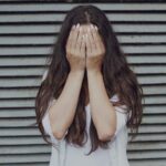 Sequestrata per due giorni e picchiata col bastone chiodato davanti al figlio