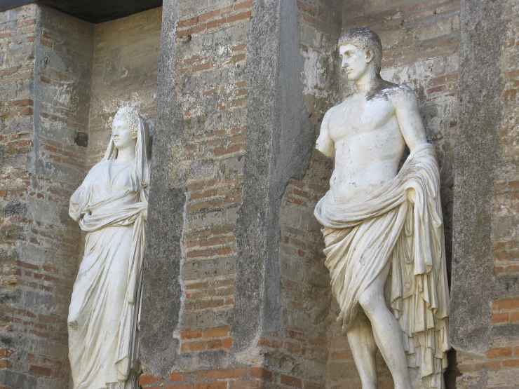Abusi su un minorenne negli Scavi
