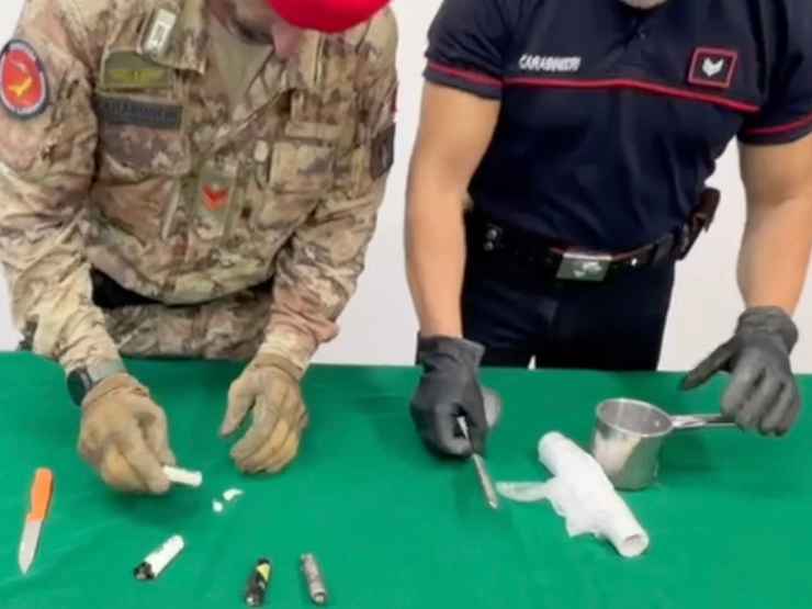 Armi clandestine nei muretti e cocaina nei tubi