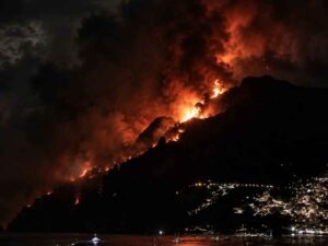 Inferno di fuoco tra Positano e Vico Equense