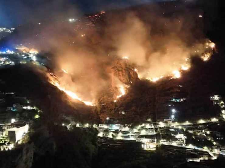 Inferno fuoco tra Positano e Vico Equense