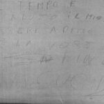 Scrive la minaccia sul pianerottolo e devasta la casa di una madre