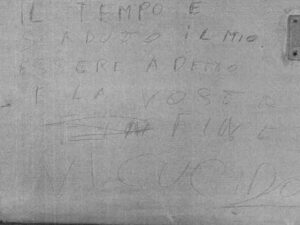 Scrive la minaccia sul pianerottolo e devasta la casa di una madre
