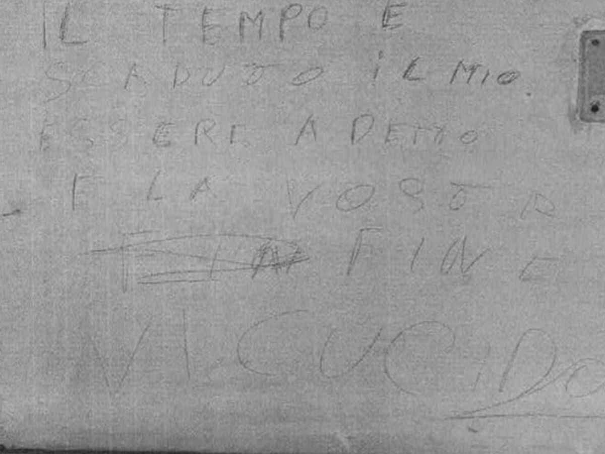 Scrive la minaccia sul pianerottolo e devasta la casa di una madre