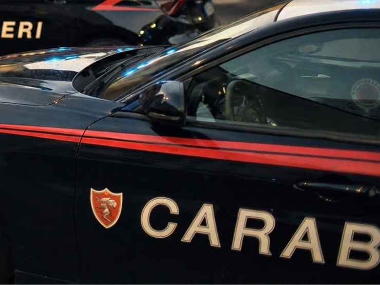 Scrive minaccia sul pianerottolo e devasta la casa di una madre